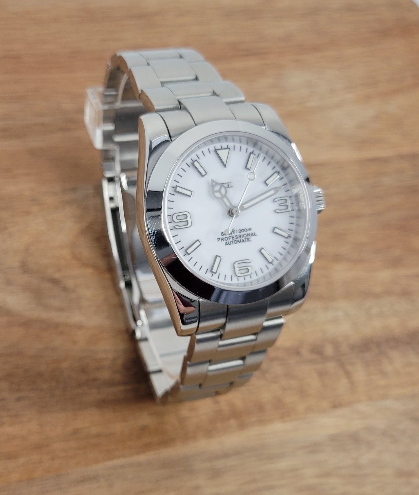 Explorer Classic | White